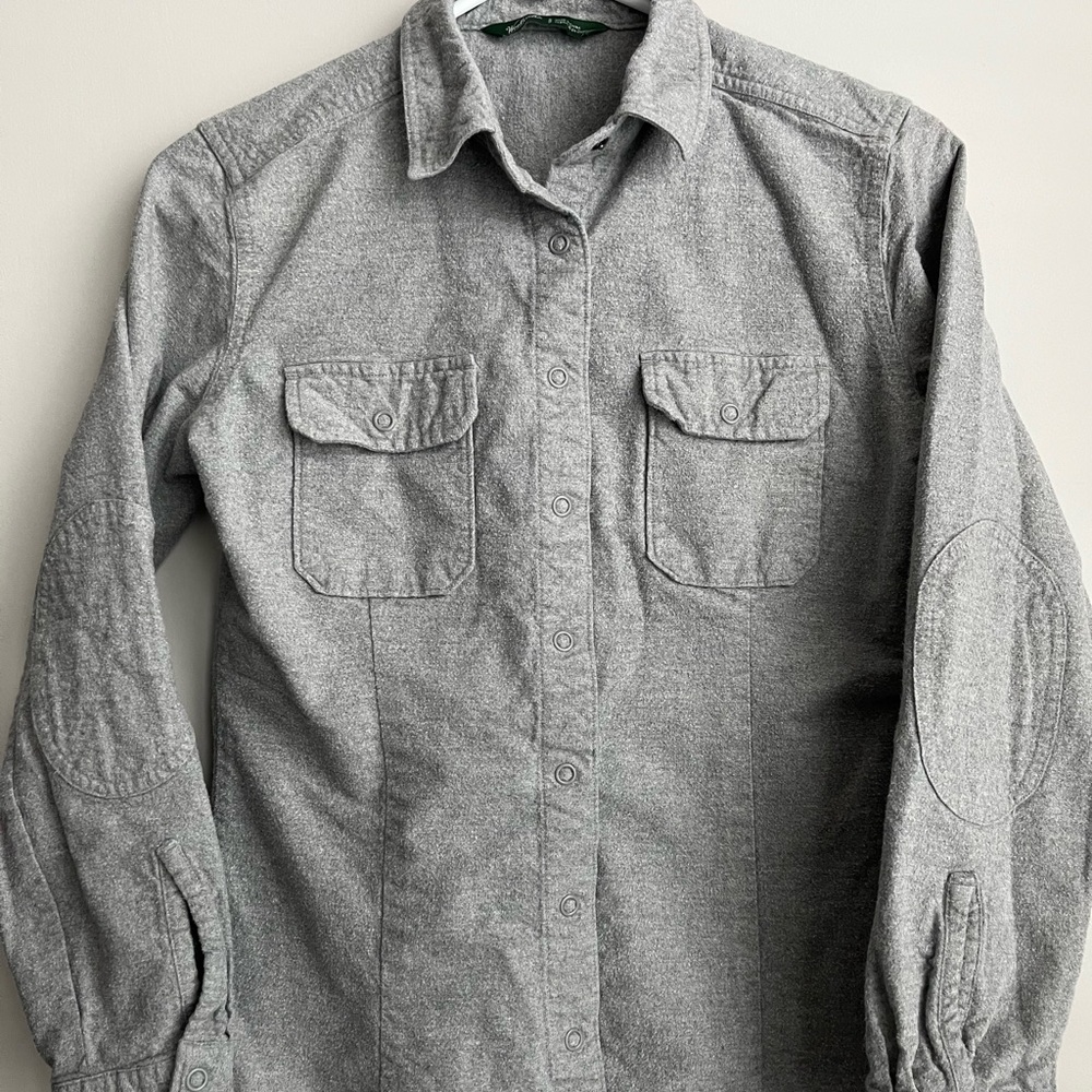 Women’s Woolrich elbow pads, 2 pockets, pleated back. Button down shirt